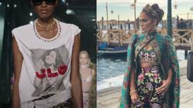 Dolce & Gabbana rinde tributo a JLo con playeras con su rostro