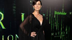 Carrie-Anne Moss usó impresionante vestido de 'lluvia digital' en el estreno de "The Matrix"