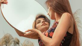 Ley del espejo: ¿Qué es y cómo entenderla podría ayudarnos en nuestra vida?