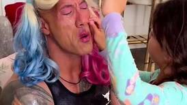 Hijas de Dwayne "La Roca" Johnson lo maquillan y enternecen a las redes sociales