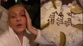 Yuri festeja su cumpleaños en pijama, con pastel de chocolate y rodeada de famillia