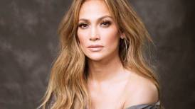 Jennifer Lopez posa en diminuta lencería y causa furor en redes sociales
