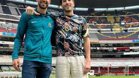 Sebastián Yatra: visita México, juega futbol en el Estadio Azteca y aparece por sorpresa en un mall