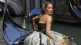 Jennifer Lopez, con su vestido Dolce & Gabbana, embellece los canales de Venecia