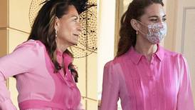 Mamá de Kate Middleton deslumbra con el look de su hija