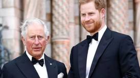El príncipe Harry habría denunciado a la Familia Real de violar su privacidad