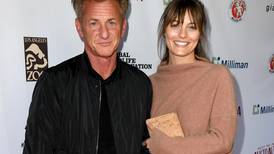 Sean Penn se divorcia tras un año de casado y su esposa huye de él