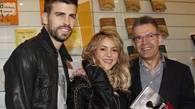 Papá de Gerard Piqué enfrenta la furia de los fans de Shakira