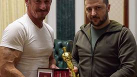 Sean Penn dejó su Oscar en Ucrania "como símbolo de fe en la victoria" de ese país