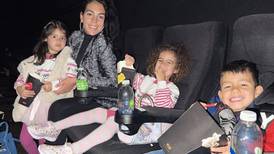 Georgina Rodríguez llevó a sus hijos por primera vez al cine y fue un desastre