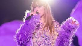 Taylor Swift sufre penoso accidente en pleno concierto y se hace viral 