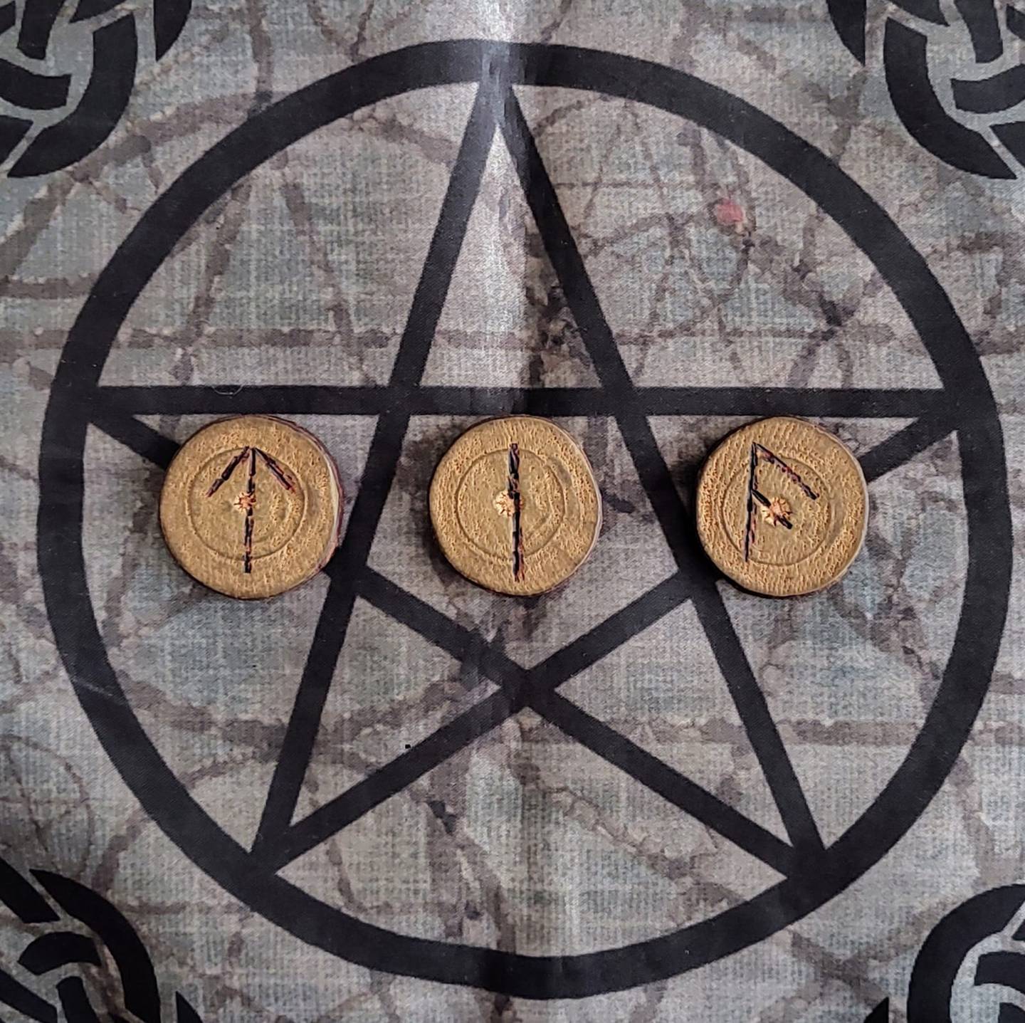 tres runas nórdicas diferentes.
