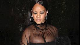 Rihanna luce look maternal con transparencias de la manera más elegante