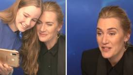 VIDEO: Kate Winslet se hace viral por el tierno gesto que tuvo con una reportera novata