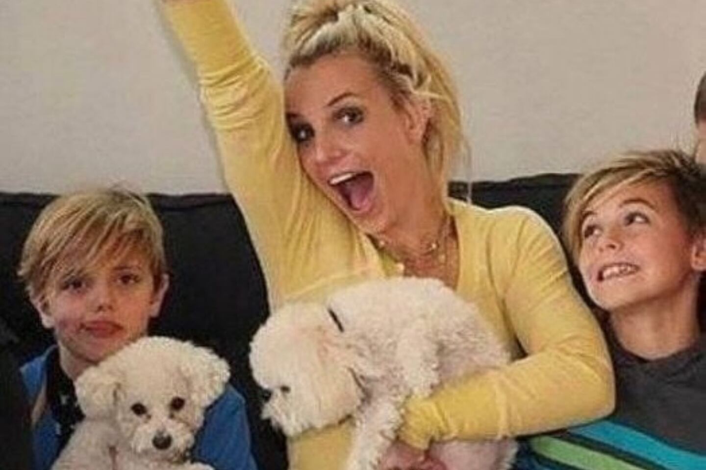 Britney Spears y sus hijos posan para la cámara muy felices.
