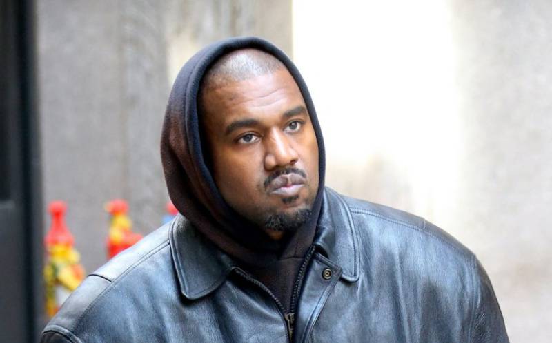 Kanye West fue criticado por su extravagante look para ir a la iglesia