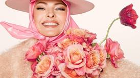 Linda Evangelista aparece en portada de Vogue y luce espectacular