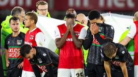 Imágenes sensibles: futbolista se desplomó en pleno partido de la Primera División del fútbol de Países Bajos