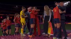 VIDEO | Polémica en España por beso del presidente de la Federación a figura de su Selección en pleno festejo