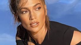 Jennifer Lopez adquiere fino collar de oro con el nombre de Ben Affleck