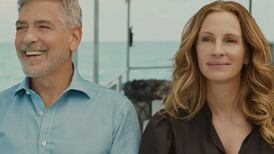 ¡Por amor a George Clooney! Julia Roberts sorprende luciendo un vestido con las fotos de su amigo