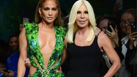 “Mi inspiración": Donatella Versace y su emotiva felicitación a Jennifer Lopez por "Halftime"
