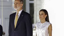 Reina Letizia deslumbra con vestido blanco semitransparente y tacones de la princesa Leonor