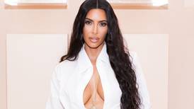 Kim Kardashian salva a madre y a sus trillizos de quedar en la calle