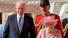 El broche de la reina Isabel II: un mensaje oculto en su encuentro con Biden