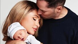 Paris Hilton publica nuevas tiernas fotografías cuidando a su bebé