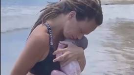 VIDEO: Mujer da a luz a la orilla del mar sin asistencia médica