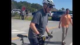 VIDEO: Joe Biden sufre aparatosa caída en bicicleta