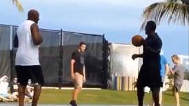 VIDEO | Michael Jordan humilla a jóvenes basquetbolistas a sus 60 años de edad