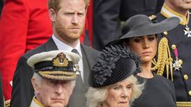 Príncipe Harry y Meghan Markle sufren "casi catastrófica" persecución y la familia real los ignora