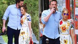 Jennifer Lopez y Ben Affleck se comen a besos en su romántica luna de miel por París