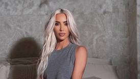Kim Kardashian comparte divertida postal navideña en pijama con sus hijos y sobrinas