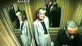 Elizabeth Debicki captada con un traje gris idéntico al que usó Lady Di en sus últimas horas