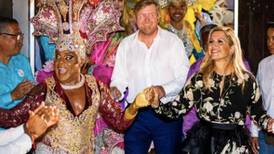 La reina Máxima de Holanda bailó samba como toda una latina en un festival de Aruba