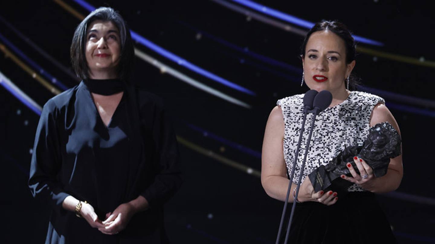 Maite Alberdi y Paulina Urrutia se subieron al escenario después que "La Memoria Infinita" ganara el premio Goya por "Mejor Película Iberoamericana.