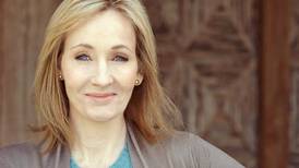 J. K. Rowling vuelve a la carga contra activistas trans: critica a grupo que boicoteó evento feminista