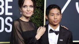Angelina Jolie inculca el ejercicio a su hijo Pax, fue captado luciendo su trabajado cuerpo