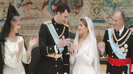 El rey Felipe y Letizia celebran 19 años de casados entre crisis y trampas familiares