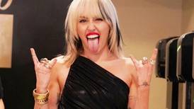 Miley Cyrus pone el cabello bicolor en tendencia y TikTok se vuelve su cómplice