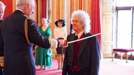 Brian May, guitarrista de Queen, es nombrado por el rey Carlos III caballero del imperio británico