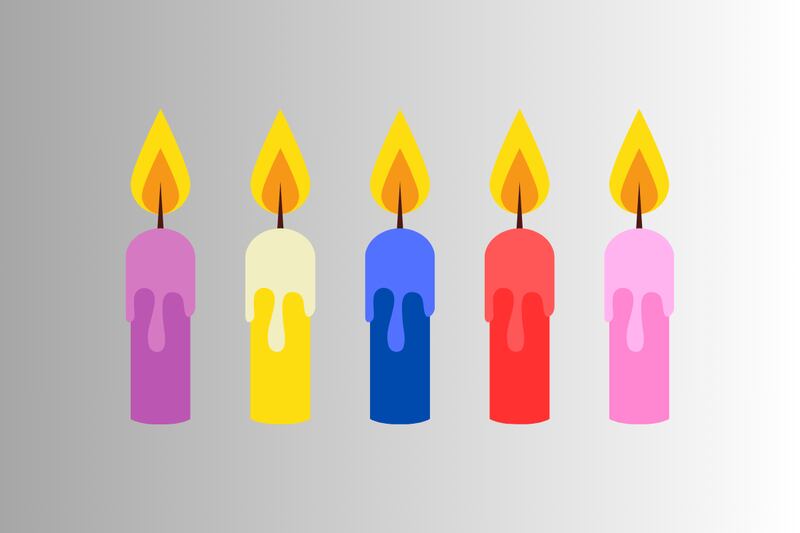 Cinco velas de diferentes colores: morado, amarillo, azul, rojo y rosado.