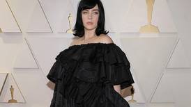 Billie Eilish responde de manera muy particular las críticas a su vestido en los Oscars 2022