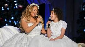 Hija de Mariah Carey sorprende con su voz al cantar a dueto con su madre en un especial navideño
