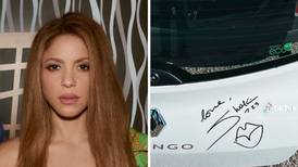 Shakira cumple el sueño de un hombre que viajó hasta Barcelona para que le firmara su Twingo