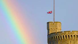 Castillo de Windsor: ponen la bandera a media asta en memoria de la reina y aparece un arcoíris