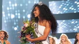Fans honran a Miss USA Cheslie Kryst con flores frente a su edificio